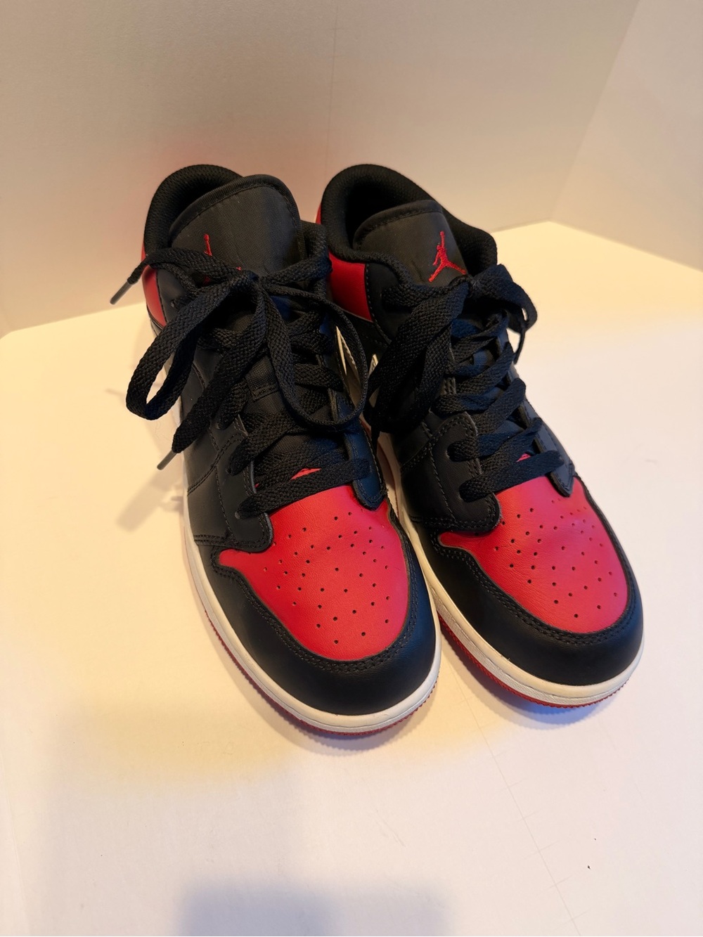 Jordan Kids Low-Top Sneakers in Black and Red